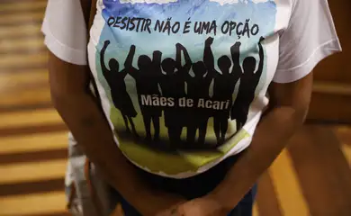 Rio de Janeiro (RJ) 17/12/2024 – Familiares das vítimas da Chacina de Acari e advogados que os representam fazem a leitura pública da sentença de condenação do Estado brasileiro no caso, divulgada pela Corte Interamericana de Direitos Humanos. Foto: Fernando Frazão/Agência Brasil