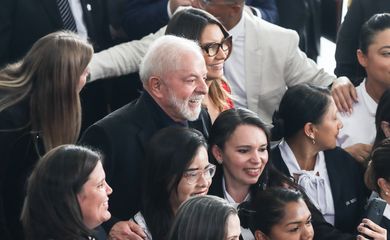 Brasília, (DF) – 21/12/2023 – O presidente Luiz Inácio Lula da Silva participa, de confraternização com os (as) trabalhadores (as) do Palácio do Planalto. Foto Valter Campanato/Agência Brasil.