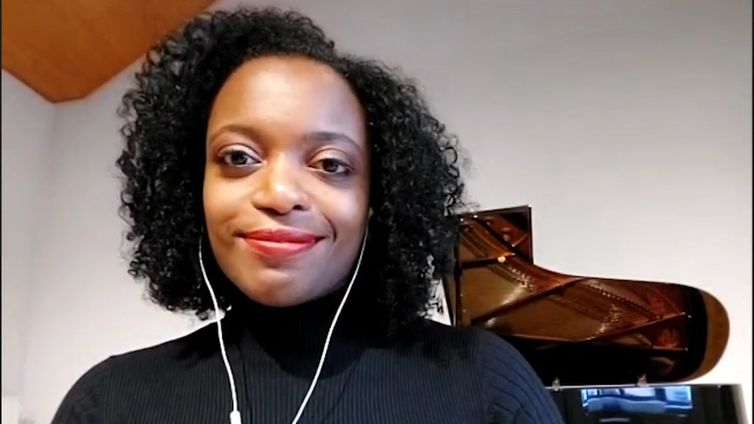 Divulgação/TV Brasil Cantora lírica Priscila Olegario vive em Bruxelas e se apresenta nos palcos europeus