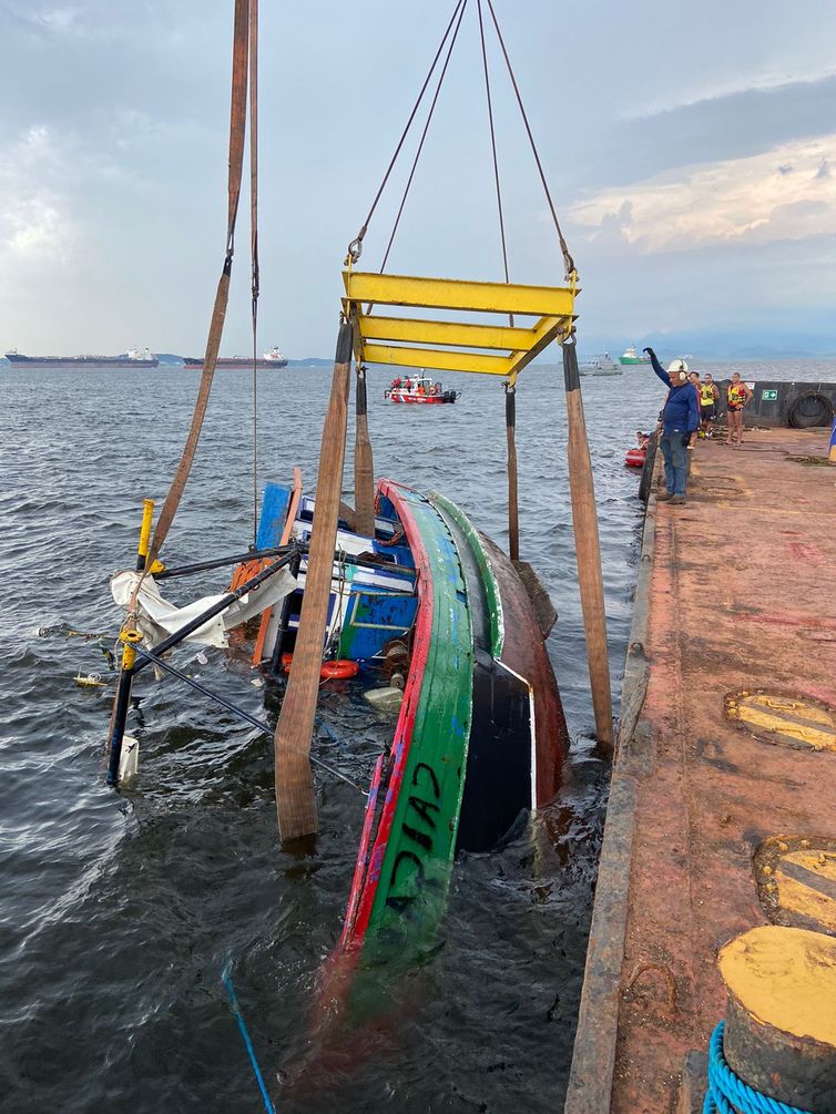 barco que afundou no Rio de Janeiro