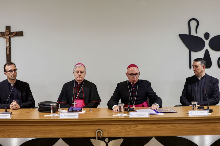 Brasília, (DF) 21/04/2025 - Coletiva da Conferência Nacional dos Bispos do Brasil (CNBB) sobre a morte do Papa Francisco. Mesa: Conselheiro da Nunciatura, monsenhor Gabriele Pesce, núncio apostólico no Brasil, dom Giambatistta Diquattro, bispo auxiliar de Brasília e secretário-geral da CNBB, dom Ricardo Hoepers e o subsecretário adjunto-geral da CNBB, padre Leandro Megeto. 
Foto: Fabio Rodrigues-Pozzebom/ Agência Brasil