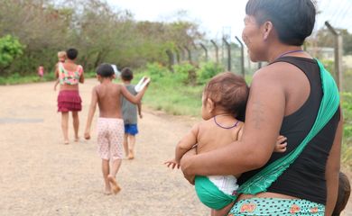 Boa Vista (RR), 15/02/2023, Mulher indígena com bebê em frente ao Hospital de Campanha Yanomami montado na Casa de Saúde Indígena - Casai.