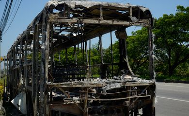 Rio de Janeiro (RJ), 24/10/2023 – Carcaça de ônibus incendiado na Avenida Brasil, em Santa Cruz, zona oeste da capital fluminense. Foto: Tomaz Silva/Agência Brasil