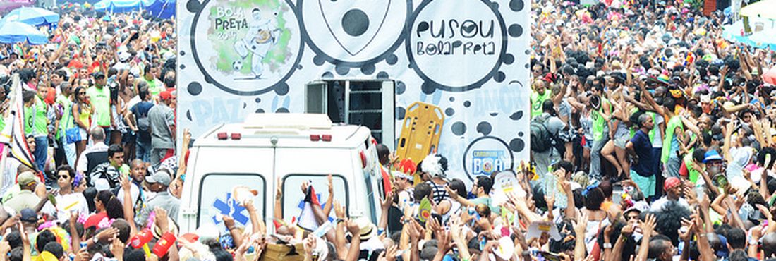 Bloco de rua Cordão da Bola Preta desfila no carnaval do Rio de Janeiro