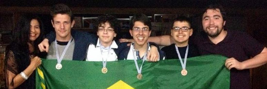 Medalhas Cone Sul Da esquerda para a direita: a tutora, professora Luzinalva Miranda de Amorim, os estudantes João César, Pedro Henrique, Gabriel e Andrey e o líder, professor Régis Barbosa