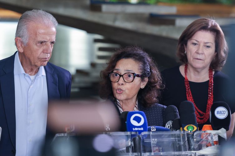 Brasília (DF), 03/01/2026 – Ministro da defesa, José Múcio, (e) embaixadora, Maria Laura (c)  e a secretária executiva da casa civil, Miriam Belchior (d), durante entrevista falam da invasão americana na Venezuela.  Foto: Valter Campanato/Agência Brasil