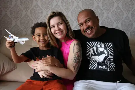 Ana Clara Todero Vereda, com o filho Marco Antônio e o marido Antônio Carlos Cirillo, após a cura de um câncer de mama.