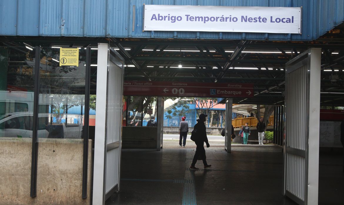 São Paulo (SP), 19/06/2023 - Abrigo temporário na estação Pedro II para pessoas em situação de vulnerabilidade social se protegerem do frio. Foto: Rovena Rosa/Agência Brasil