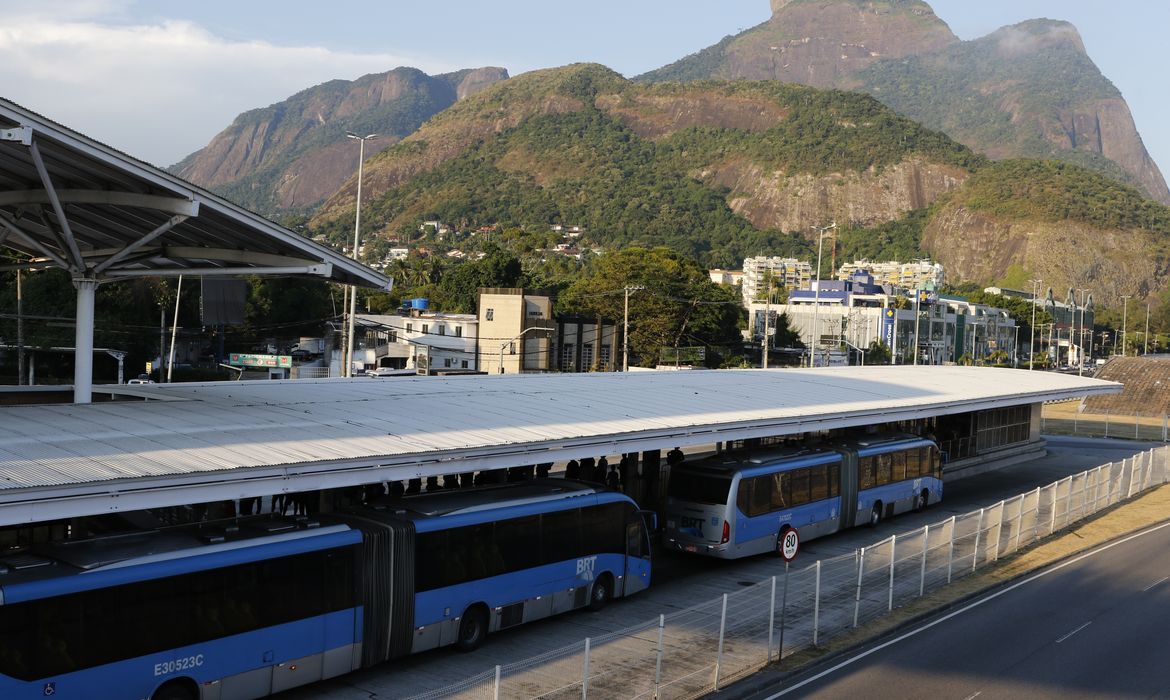 Aglomerações em transportes públicos do Rio de Janeiro.