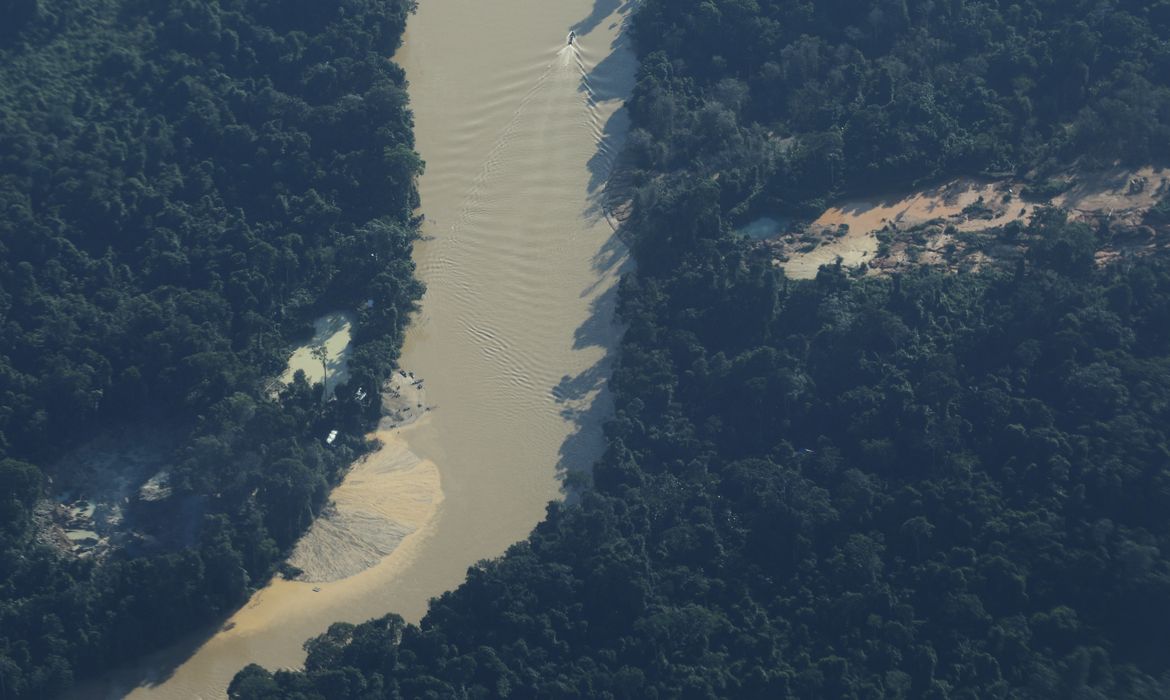 Alto Alegre (RR), 10/02/2023 - Áreas de garimpo ilegal na Terra Indígena Yanomami vistas em sobrevoo ao longo do rio Mucajaí. Foto: Fernando Frazão/Agência Brasil