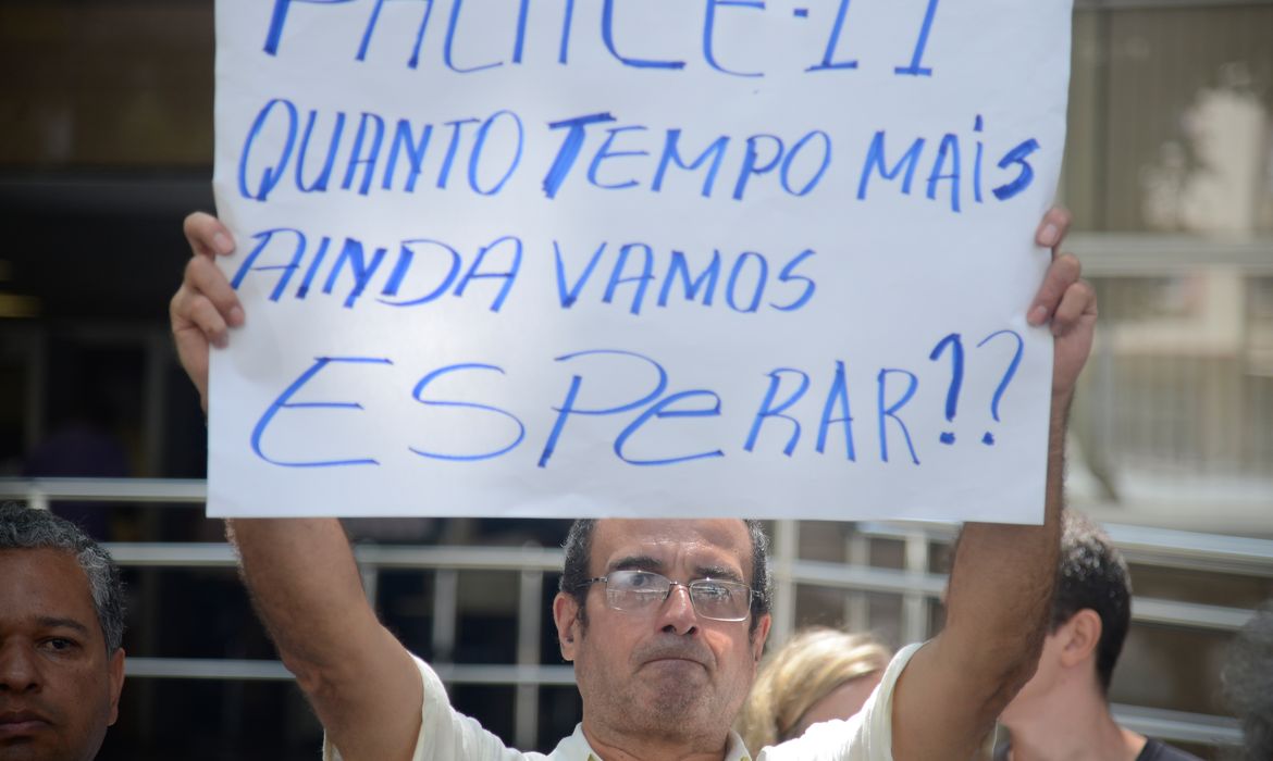 Rio de Janeiro - Após 20 anos do desabamento do edifício Palace II, vítimas protestam no Tribunal de Justiça, no centro (Tomaz Silva/Agência Brasil)