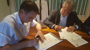 Candidato à Presidência da República, Jair Bolsonaro (PSL), assina Termo de Compromisso elaborado pela ABI no qual garante que não vai modificar a Constituição.