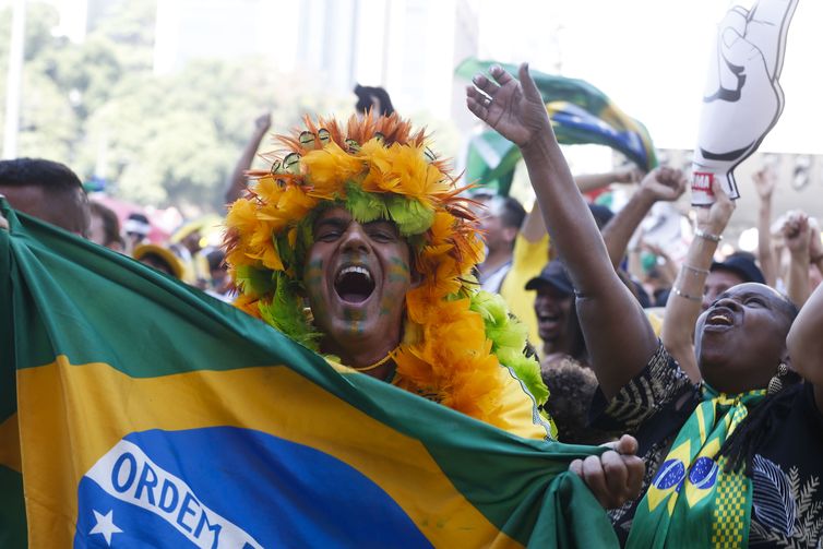 Torcedores assistem ao jogo do Brasil contra o México na Praça Mauá, região central do Rio de Janeiro. 