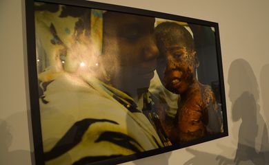 A mostra do fotógrafo André Liohn traz mais de 70 imagens realizadas em hospitais ameaçados e nas linhas de combates entre 2010 e 2013, especialmente na Líbia e Somália (Marcello Casal Jr/Agência Brasil)