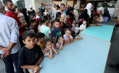 Palestina- 01/09/2024 Crianças palestinas são vacinadas contra a poliomielite, em um centro de saúde das Nações Unidas em Deir Al-Balah, no centro da Faixa de Gaza.  REUTERS/Ramadan Abed