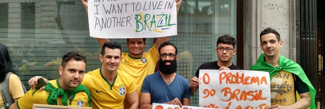 Manifestação contra o governo em Londres reúne 80 pessoas em frente à embaixada brasileira