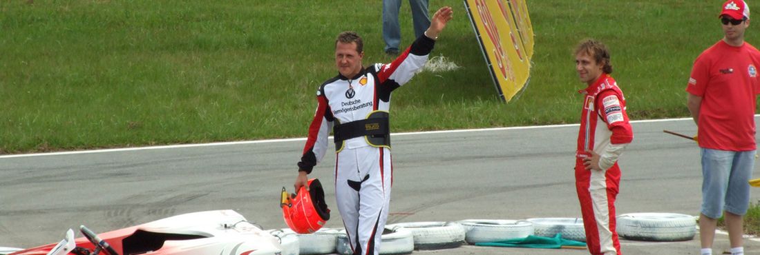 Michael Schumacher bateu a cabeça após sofrer uma queda enquanto esquiva nos alpes franceses neste domingo (29)