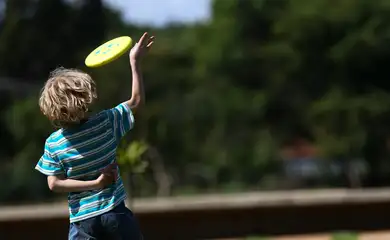 Brasília - Pais e crianças comemoram o Dia Mundial do Brincar, com feira de troca de brinquedos, contação de histórias e brincadeiras tradicionais  (Marcelo Camargo/Agência Brasil)