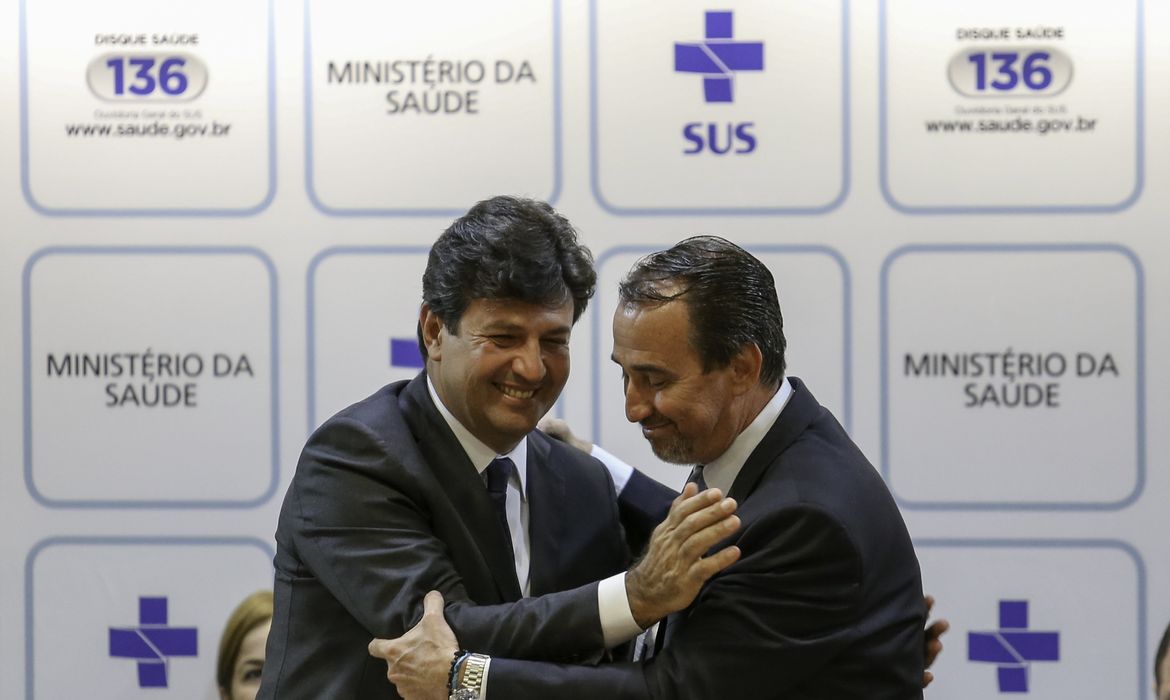 O novo ministro da Saúde, Luiz Henrique Mandetta, e o ex-ministro Gilberto Occhi durante cerimônia de transmissão de cargo. 