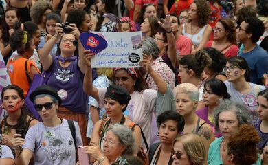 Rio de Janeiro - Diversas entidades e grupos do movimento feminista participam da Marcha Mundial das Mulheres, pela igualdade de gêneros e combate à violência, no centro da cidade (Fernando Frazão/Agência Brasil)