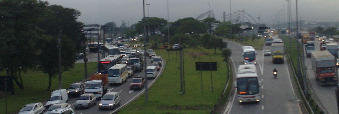 A Marginal Tietê teve pontos críticos de trânsito.
