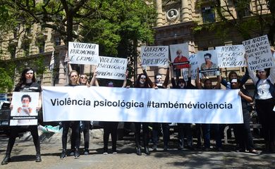 São Paulo - Ato 'Qualquer tipo de abuso #tambéméviolência, mesmo quando não há agressão física', organizada pela ONG Artemis, em frente ao Tribunal de Justiça (Rovena Rosa/Agência Brasil)