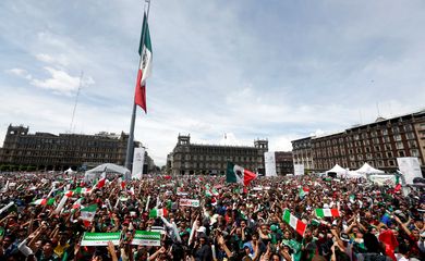 Torcedores mexicanos celebram vitória sobre a Alemanha no centro da Cidade do México  REUTERS/Gustavo Graf
