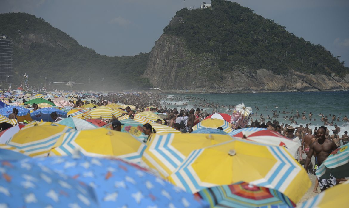 Rio de Janeiro - Cariocas e turistas lotam Praia de Copacabana no último dia de 2016  (Tomaz Silva/Agência Brasil)