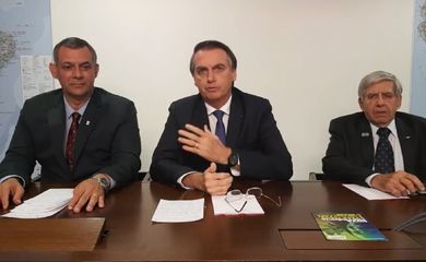 O presidente Jair Bolsonaro durante uma live (transmissão ao vivo) 