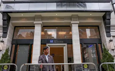 Segurança do lado de fora do Banco Master, após a prisão do acionista controlador do banco, Daniel Vorcaro, em São Paulo
18 de novembro de 2025
REUTERS/ Amanda Perobelli