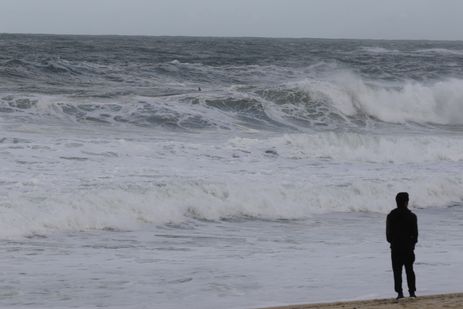 Avanço da tempestade subtropical Yakecan traz frente fria e deixa o mar de ressaca na praia do Leblon, zona sul do Rio de Janeiro.