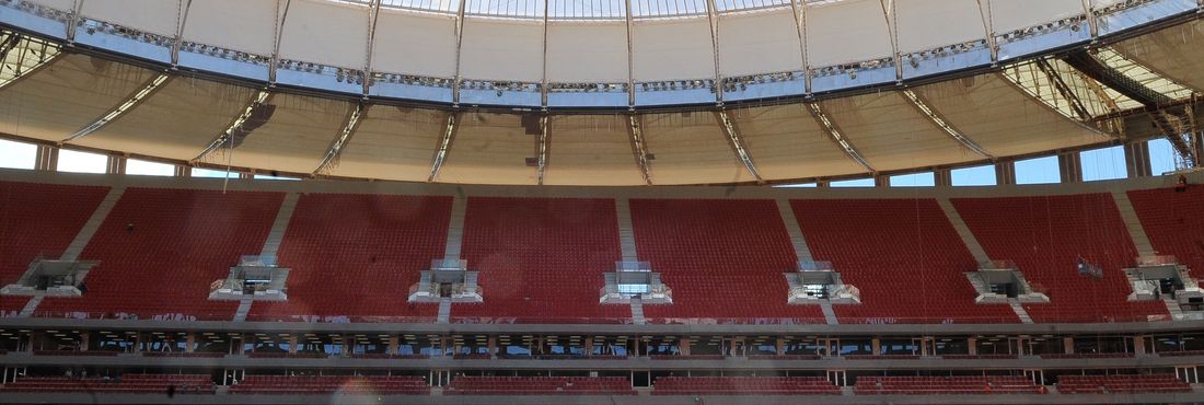 O Estádio Nacional de Brasília Mané Garrincha foi apresentado hoje (14) pelo governador do Distrito Federal, Agnelo Queiroz, ao secretário-geral da Federação Internacional de Futebol (Fifa), Jérôme Valcke, com 97% das obras concluídas