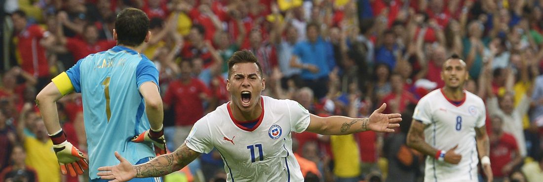 Eduardo Vargas comemora o gol que abriu o placar para o Chile na partida contra a Espanha no Maracanã. Os chilenos venceram os espanhóis, atuais campeões do mundo, por 2 a 0