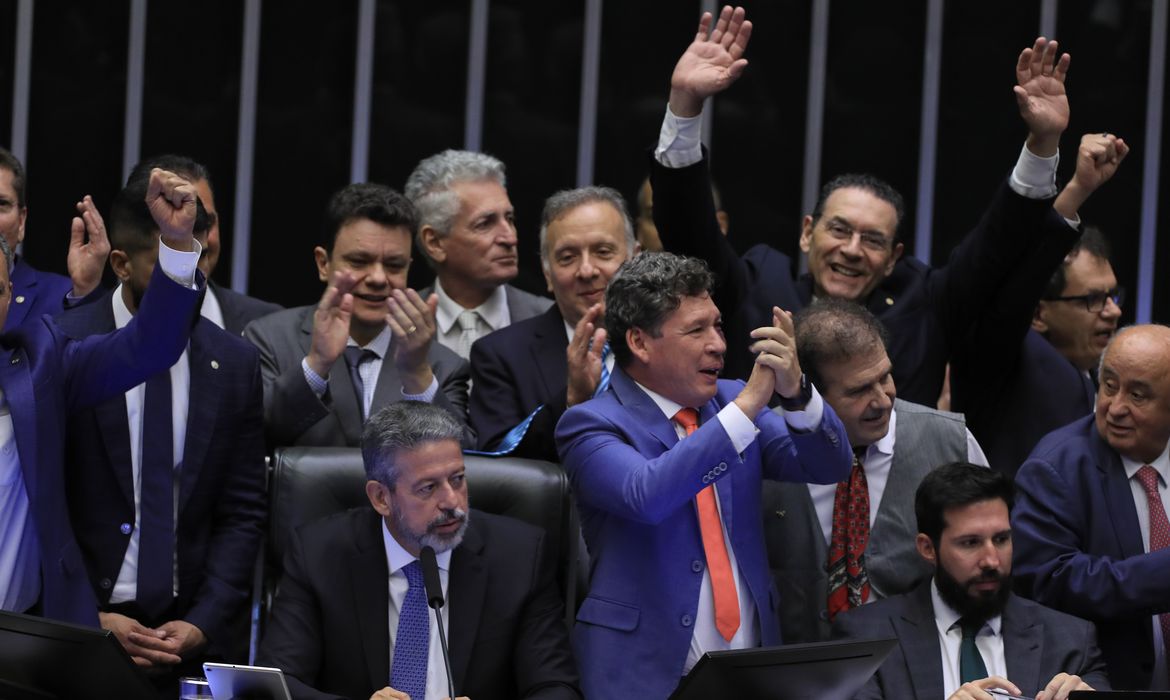 Brasília (DF) 17/12/2024 A Câmara dos Deputados durante sessão plenária semipresencial para apreciar e votar o projeto de lei complementar (PLP 68/2024) que regulamenta a primeira parte da reforma tributária. Foto Lula Marques/ Agência Brasil