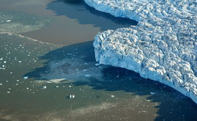 O derretimento de geleiras e a redução das áreas congeladas do mar e as regiões cobertas de neve nos polos provocam alterações climáticas em todo o planeta