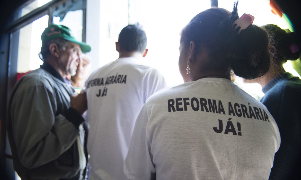 Cerca de 100 manifestantes do MTST e da Frente Nacional de Luta, Campo e Cidade ocupam a sede do Instituto Nacional de Colonização e Reforma Agrária (Incra) em Brasília (Marcelo Camargo/Agência Brasil)