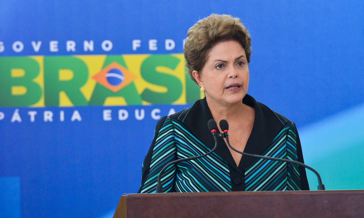 A presidenta Dilma Rousseff dá posse ao novo ministro da Educação, Renato Janine Ribeiro (Antonio Cruz/Agência Brasil)