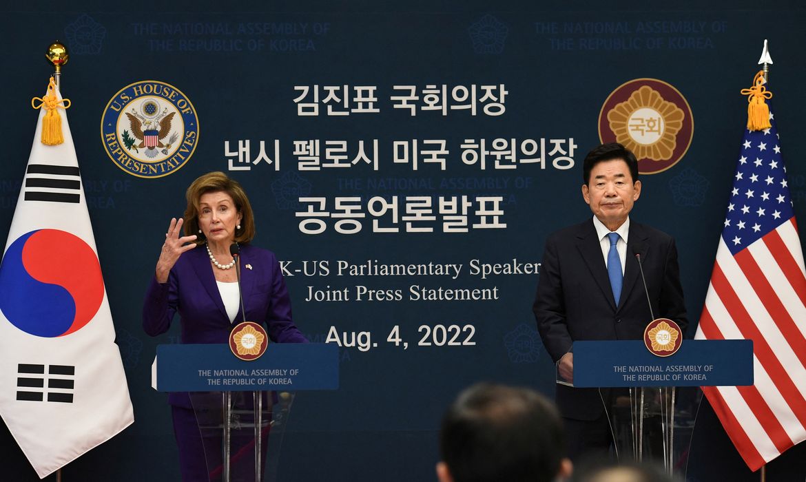 Presidente da Câmara dos Deputados dos EUA, Nancy Pelosi, e o presidente da Assembleia Nacional da Coreia do Sul, Kim Jin-pyo, dão entrevista coletiva