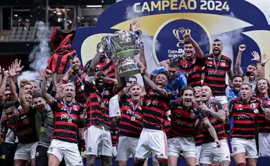 Soccer Football - Copa do Brasil - Final - Second Leg - Atletico Mineiro v Flamengo - Arena MRV, Belo Horizonte, Brazil - November 10, 2024 Flamengo's Gerson, Bruno Henrique and teammates celebrate winning the Copa do Brasil with the trophy REUTERS/Cris Mattos