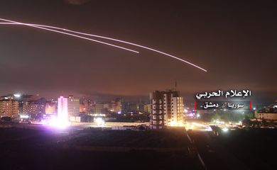 Israel ataca alvos do Irã na Síria após disparo de foguetes