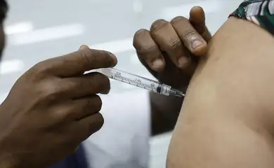 Rio de Janeiro (RJ), 24/04/2025 – Vacinação de pacientes em campanha contra a Influenza (gripe) no Super Centro Carioca de Saúde, em Benfica. Foto: Fernando Frazão/Agência Brasil