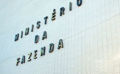 Integrantes do Movimento dos Trabalhadores Rurais Sem Terra ocupam o prédio principal do Ministério da Fazenda, em Brasília ( Marcelo Camargo/Agência Brasil)