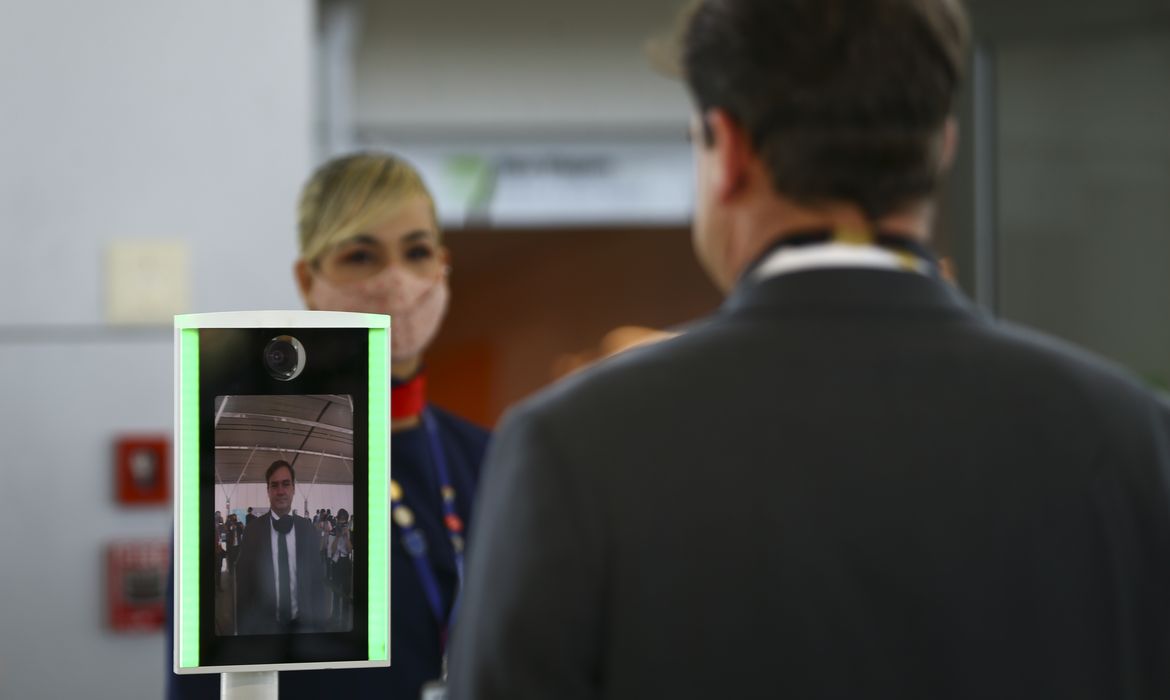 Passageiros testam o Embarque + Seguro, programa de reconhecimento facial para embarque em aeroportos.