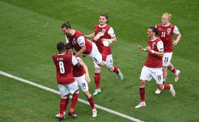 Jogadores da Áustria comemoram gol contra Ucrânia