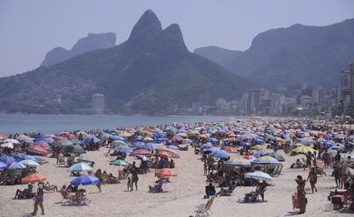 Cariocas e turistas lotam a praia de Ipanema no primeiro fim de semana da primavera