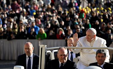 Papa Francisco realiza sua audiência geral semanal no Vaticano