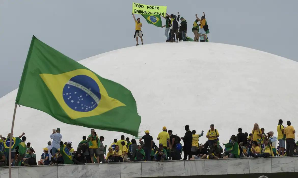 Réu que furtou bola autografada por Neymar no 8 de janeiro é condenado