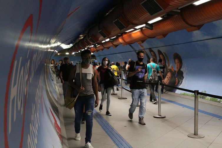 Users of public transport in the underpass between Consolação and Paulista subway stations during the emergency phase of the covid-19 pandemic.