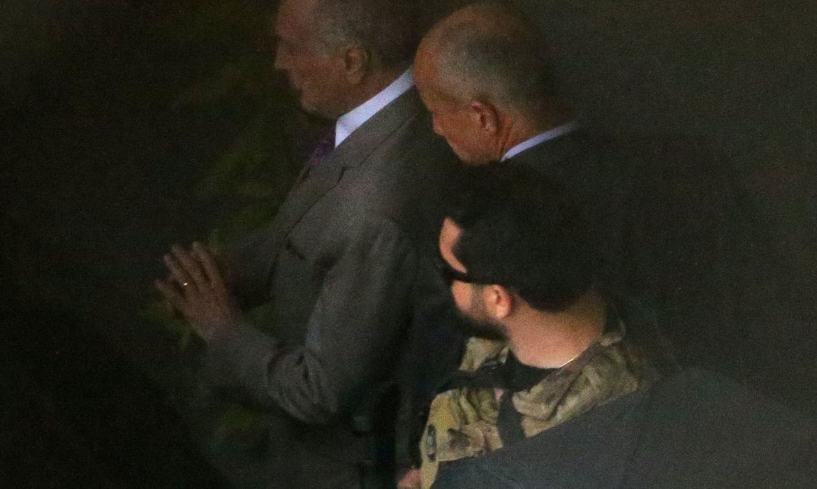 O ex-presidente Michel Temer foi preso preventivamente, em São Paulo. A Polícia Federal (PF) levou Temer para o Aeroporto Internacional de Guarulhos, de onde segue para o Rio de Janeiro. 