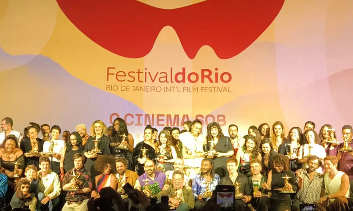 Rio de Janeiro (RJ), 12/10/2025 - Vencedores durante premiação do Festival do Rio. O Troféu Redentor de Melhor Longa de Ficção foi para Pequenas Criaturas, da brasiliense Anne Pinheiro Guimarães. Foto: Anna Karina de Carvalho/Agência Brasil